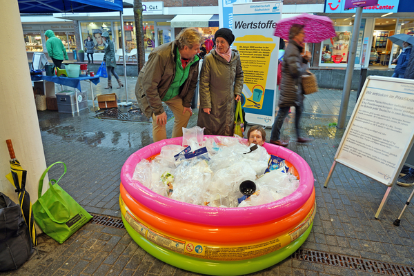 Aussteller Plastikplanschbecken voll Plastikabfall auf dem Wochenmarkt